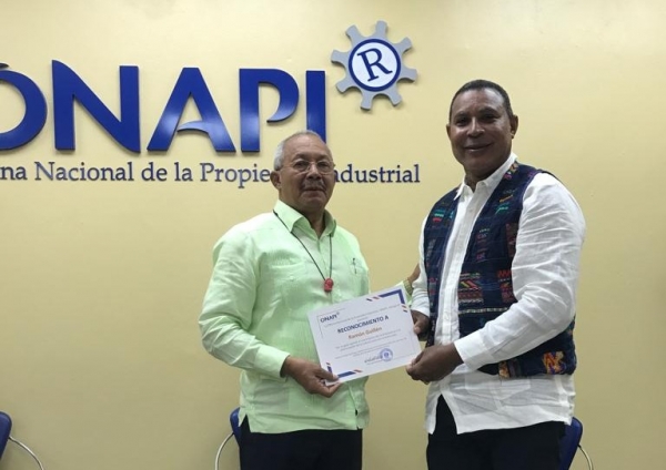 DIRECTOR GENERAL DE LA ARTESANÍA NACIONAL RECIBE RECONOCIMIENTO DE ONAPI
