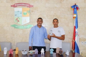 RAMÓN GUILLÉN REALIZA DONATIVO DE PIEZAS PARA NUEVO MUSEO TAÍNO EN HICACO BLANCO, MICHES