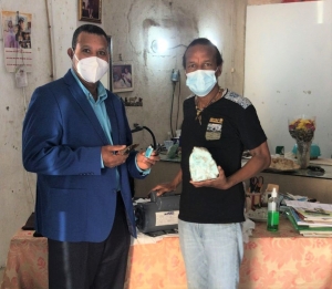 FODEARTE REALIZA ENTREGA DE HERRAMIENTA AL JOYERO DEL ÁMBAR Y EL LARIMAR RAMIECES KELLY