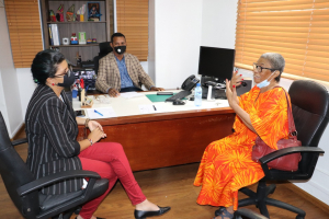 DIRECTOR GENERAL DE FODEARTE RECIBE VISITA DE CORTESÍA DE LA ARTISTA PLÁSTICA Y ARTESANA DOLLY PADUA