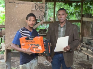 FODEARTE REALIZA ENTREGA DE HERRAMIENTAS AL ARTESANO REYE MANZUETA
