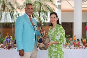 DIRECTOR GENERAL DE FODEARTE REALIZA RECORRIDO JUNTO MAYRA ABREU POR LOS STANDS DE ARTESANOS PARTICIPANTES EN EL DATE