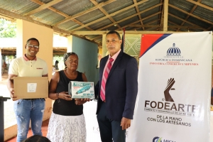 FODEARTE REALIZA ENTREGA DE HERRAMIENTAS A LA  ARTESANA ROSITA CONTRERAS