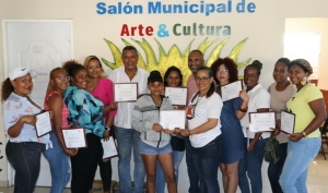 FODEARTE REALIZA ENTREGA DE CERTIFICADOS A NUEVOS ARTESANOS EN LAS TERRENAS