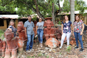 DIRECTOR GENERAL DE FODEARTE RECIBE EN SU TALLER ARTESANAL DELEGACIÓN DEL AYUNTAMIENTO DEL DISTRITO