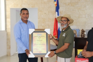 CENTRO CULTURAL DE MICHES ENTREGA RECONOCIMIENTO AL DIRECTOR GENERAL DE  FODEARTE